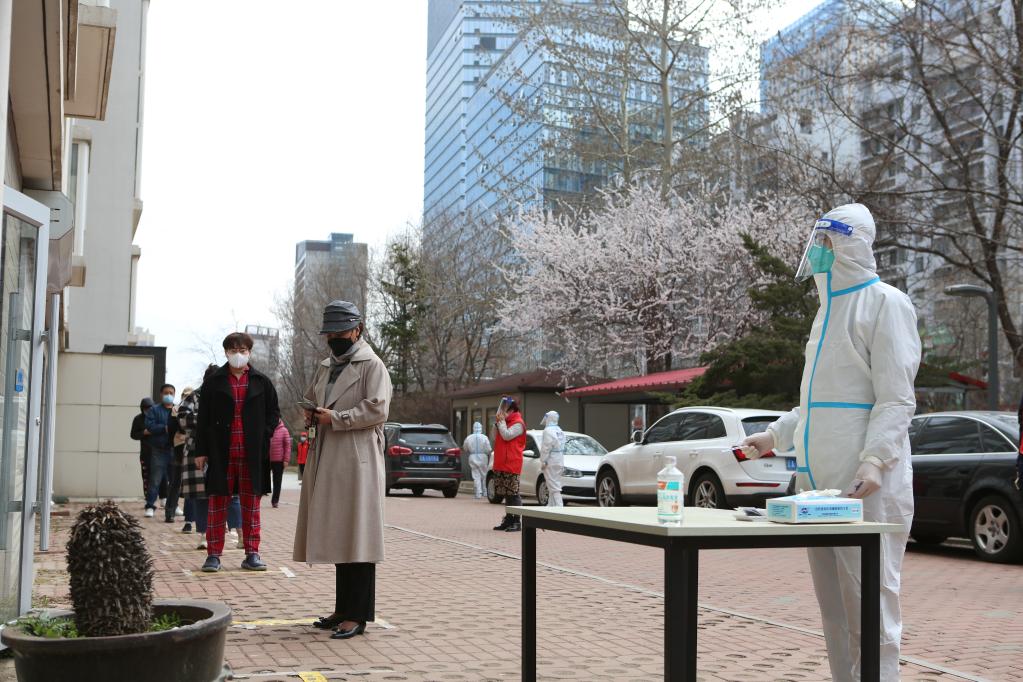 中 봉쇄 지역 자원봉사자와 택배원의 바쁜 봄날